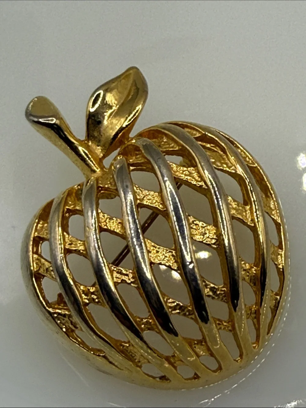 Vintage pretty Gold Tone Openwork Apple Brooch pin unsigned